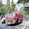 Antisipasi Debu Vulkanik, Damkar Kabupaten Bogor Semprot Jalan