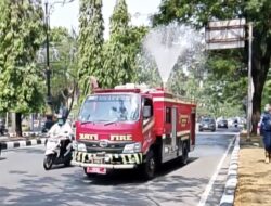 Antisipasi Debu Vulkanik, Damkar Kabupaten Bogor Semprot Jalan