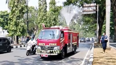 Antisipasi Debu Vulkanik, Damkar Kabupaten Bogor Semprot Jalan